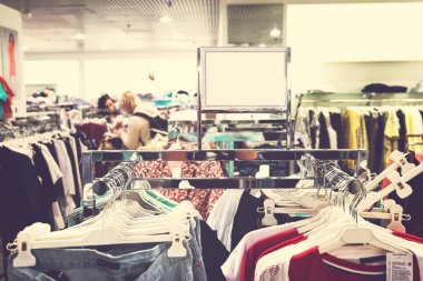 Alışveriş merkezinde kadın kıyafetleri. Moda Dükkanı. Moda kıyafetleri. Kadın giyim.