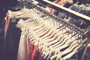 Alışveriş merkezinde kadın kıyafetleri. Moda Dükkanı. Moda kıyafetleri. Kadın giyim.