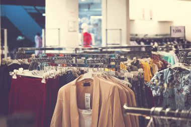 Alışveriş merkezinde kadın kıyafetleri. Moda Dükkanı. Moda kıyafetleri. Kadın giyim.