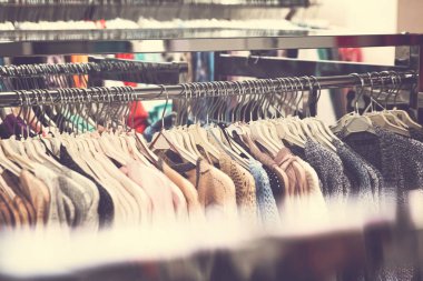 Alışveriş merkezinde kadın kıyafetleri. Moda Dükkanı. Moda kıyafetleri. Kadın giyim.