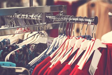 Alışveriş merkezinde kadın kıyafetleri. Moda Dükkanı. Moda kıyafetleri. Kadın giyim.