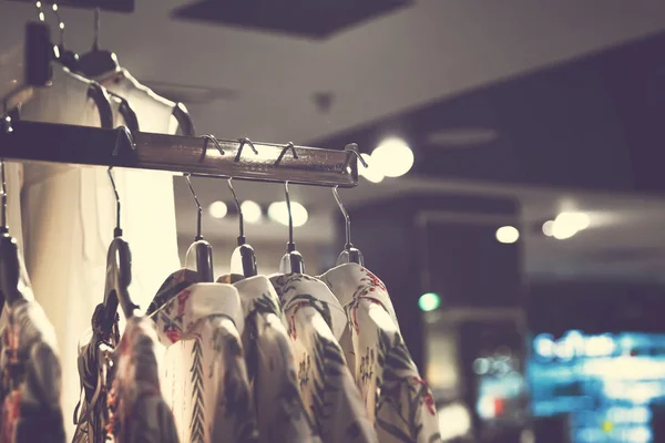Alışveriş merkezinde kadın kıyafetleri. Moda Dükkanı. Moda kıyafetleri. Kadın giyim. — Stok fotoğraf