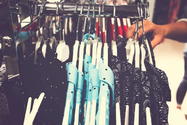 Roupas de mulher no centro comercial. Loja de moda. Roupas de moda. Roupas femininas . — Fotografia de Stock