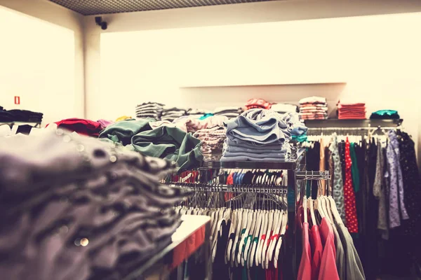 Frauenkleidung in Einkaufszentrum. Modegeschäft. Modebekleidung. Damenbekleidung. — Stockfoto