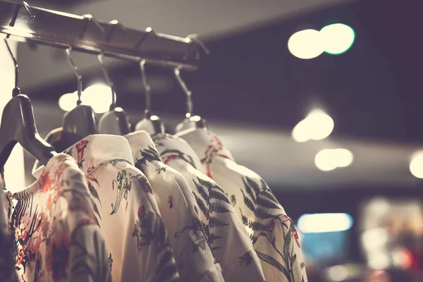 Roupas de mulher no centro comercial. Loja de moda. Roupas de moda. Roupas femininas . — Fotografia de Stock