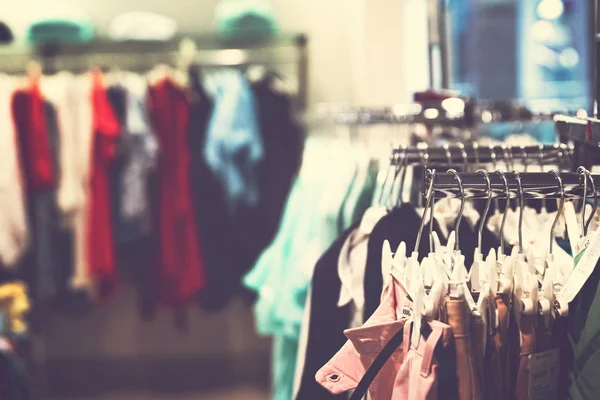 Roupas de mulher no centro comercial. Loja de moda. Roupas de moda. Roupas femininas . — Fotografia de Stock