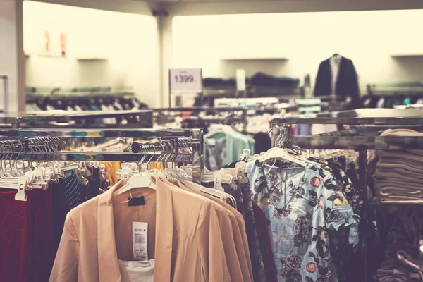 Roupas de mulher no centro comercial. Loja de moda. Roupas de moda. Roupas femininas . — Fotografia de Stock