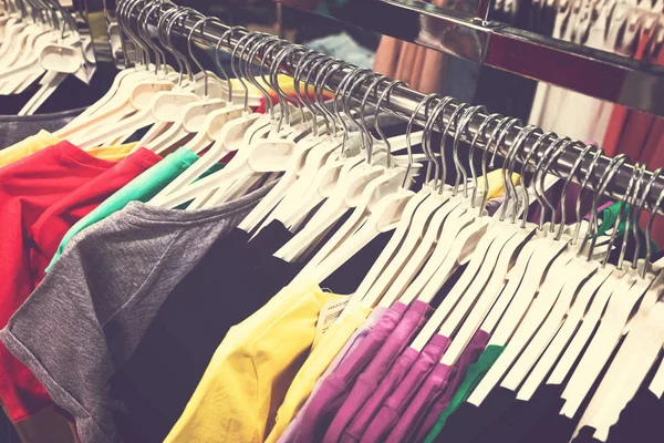 Frauenkleidung in Einkaufszentrum. Modegeschäft. Modebekleidung. Damenbekleidung. — Stockfoto