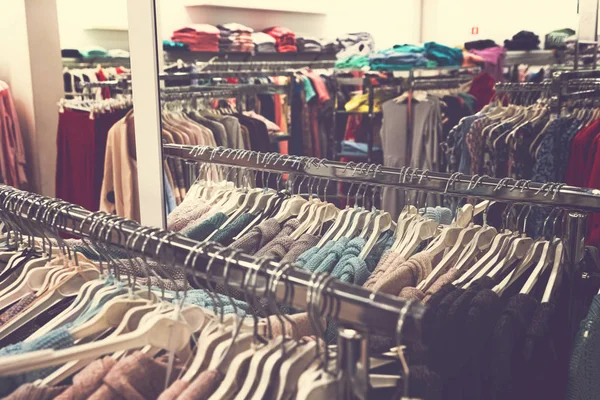 Roupas de mulher no centro comercial. Loja de moda. Roupas de moda. Roupas femininas . — Fotografia de Stock