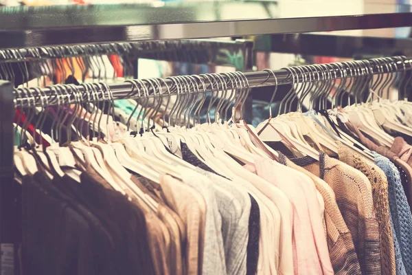 Alışveriş merkezinde kadın kıyafetleri. Moda Dükkanı. Moda kıyafetleri. Kadın giyim.