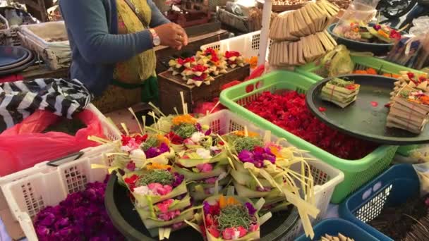 Las tradicionales ofrendas hindúes balinesas a los dioses en un mercado en Ubud . — Vídeo de stock