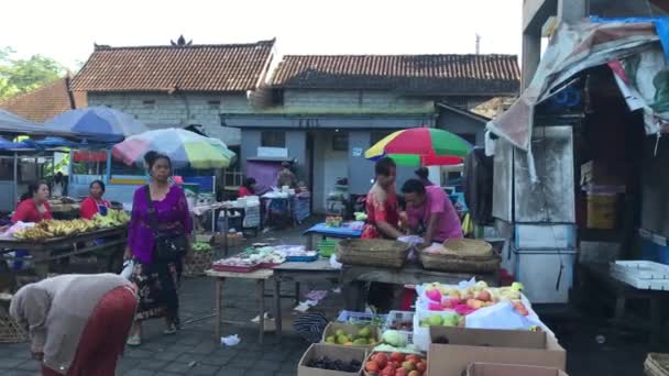 Bali, Indonézia-február 21, 2019: balinéz hagyományos élelmiszer-piacon a reggeli időben. Piaci emberek. — Stock videók