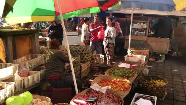 BALI, INDONESIA - FEBRUARY 21, 2019: Balinese traditional food market at morning time. People on market. — Stock Video