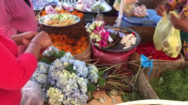 Las tradicionales ofrendas hindúes balinesas a los dioses en un mercado en Ubud . — Vídeo de stock