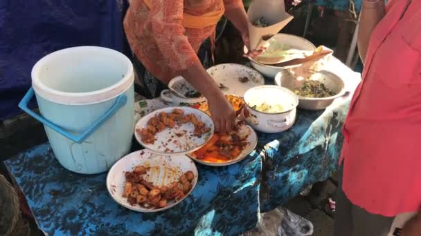 Bali, Indonézia-február 21, 2019: balinéz hagyományos élelmiszer eladó a helyi piacon az Ubud. — Stock videók
