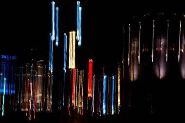 Gece şehir ışıkları arka plan, uzun pozlama. Soyut arka plan.