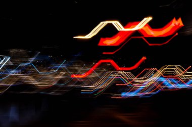 Gece şehir ışıkları arka plan, uzun pozlama. Soyut arka plan.