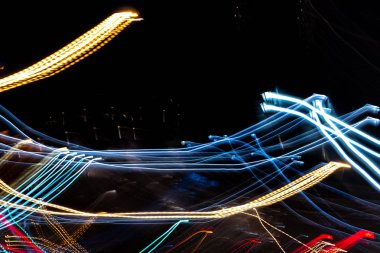 Gece şehir ışıkları arka plan, uzun pozlama. Soyut arka plan.