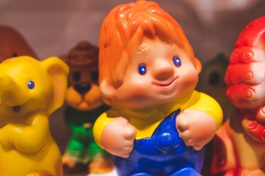 Moskova, Rusya - 5 Haziran 2019: Rusya müzesinde Sovyet oyuncakları. Bebekler, oyuncaklar, retro, çocuklar.