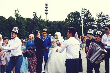 Moskova, Rusya - 31 Mayıs 2019: Vdnkh'de geleneksel kostümlü Kazak dansı.