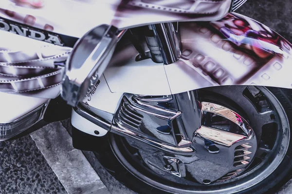 MOSCA, RUSSIA - 5 GIUGNO 2019: Primo piano della moto Honda per strada . — Foto Stock