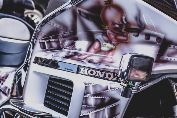 MOSCA, RUSSIA - 5 GIUGNO 2019: Primo piano della moto Honda per strada . — Foto Stock