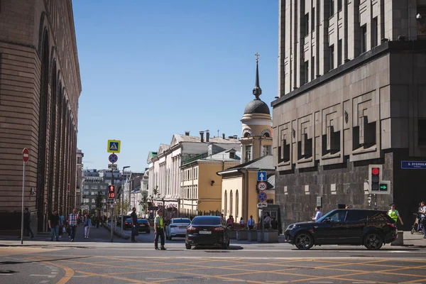 MOSCÚ, RUSIA - 5 DE JUNIO DE 2019: Calle Moscú, día de verano . — Foto de Stock