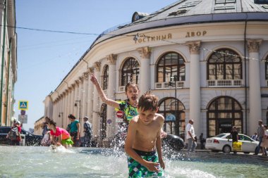 Moskova, Rusya - 5 Haziran 2019: Şehir çeşmesinde eğlenen çocuklar.
