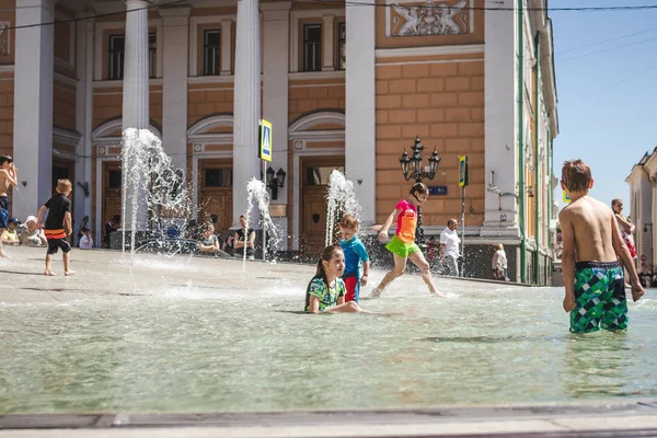 MOSCOW, RUSSIA - JUNE 5, 2019: Children having fun in city fountain. — Stock Photo, Image