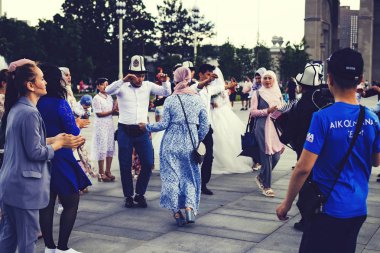 Moskova, Rusya - 31 Mayıs 2019: Vdnkh'de geleneksel kostümlü Kazak dansı.