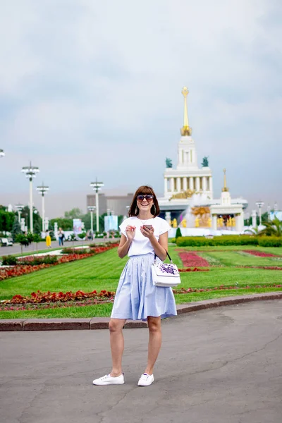 MOSCOU, RUSSIE - 31 MAI 2019 : Jeune femme utilisant un smartphone en plein air . — Photo