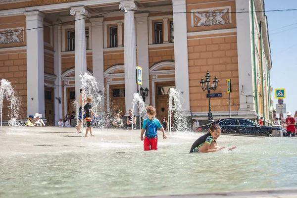 MOSCÚ, RUSIA - 5 de junio de 2019: Los niños se divierten en la fuente de la ciudad . — Foto de Stock