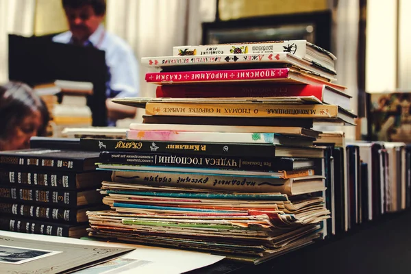 Moskova, Rusya - 5 Haziran 2019: Mağazada vintage Rusça kitap seti.