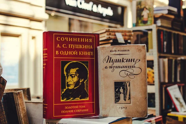Moskova, Rusya - 5 Haziran 2019: Mağazada vintage Rusça kitap seti.