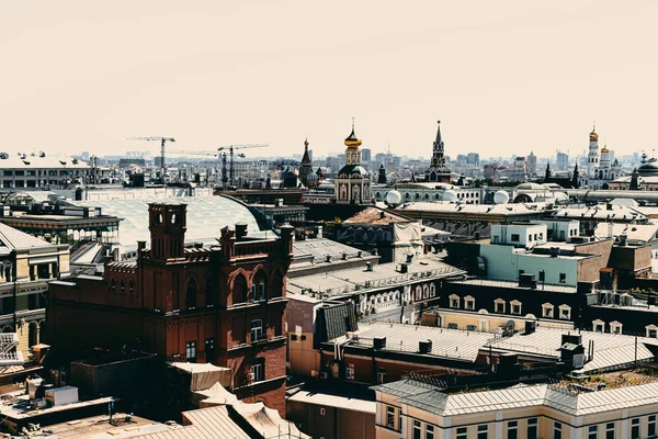 MOSCÚ, RUSIA - 5 DE JUNIO DE 2019: Vista del techo de la calle Moscú . — Foto de Stock