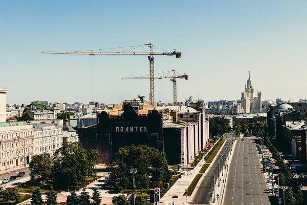 MOSCOW, RÚSSIA - JUNHO 5, 2019: Vista do telhado da rua de Moscou . — Fotografia de Stock