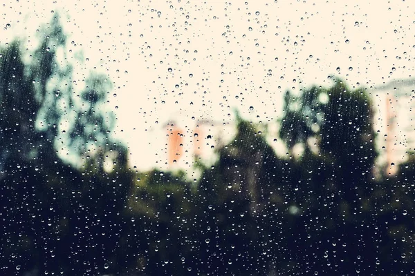 Gotas de agua en vidrio de ventana. Temporada de lluvias, otoño . — Foto de Stock