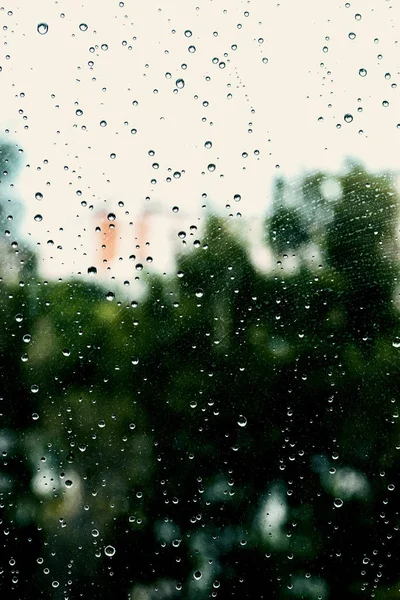 Gocce d'acqua sul vetro della finestra. Stagione delle piogge, autunno . — Foto Stock