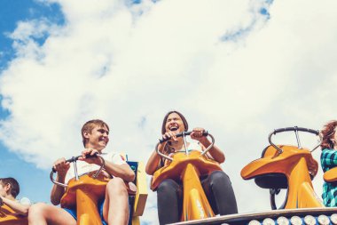 Moskova, Rusya - 2 Haziran 2019: Lunaparkta insanlar.