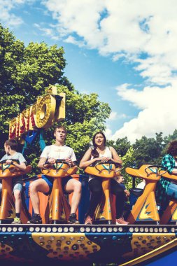 Moskova, Rusya - 2 Haziran 2019: Genç genç çift lunaparkta.