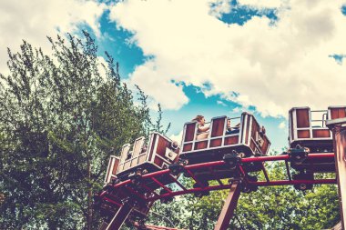 Moskova, Rusya - 2 Haziran 2019: Lunaparkta insanlar.