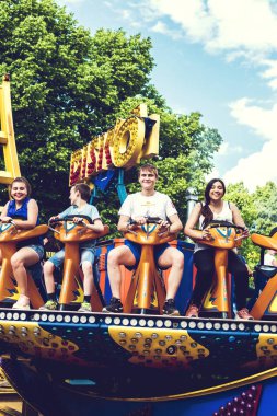 Moskova, Rusya - 2 Haziran 2019: Genç genç çift lunaparkta.