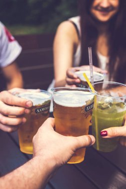 Moskova, Rusya - 2 Haziran 2019: Açık hava restoranında bira yla eğlenen genç çift.