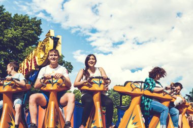 Moskova, Rusya - 2 Haziran 2019: Genç genç çift lunaparkta.