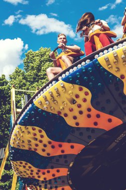 Moskova, Rusya - 2 Haziran 2019: Lunaparkta insanlar.