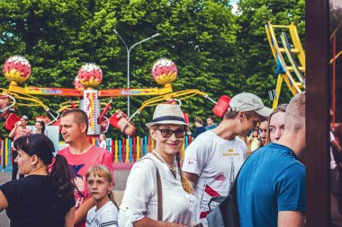 Moskova, Rusya - 2 Haziran 2019: Lunaparkta orta yaşlı kadın.