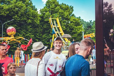 Moskova, Rusya - 2 Haziran 2019: Lunaparkta genç adam.