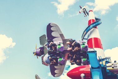 Moskova, Rusya - 2 Haziran 2019: Lunaparkta insanlar.