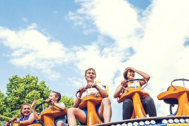 Moskova, Rusya - 2 Haziran 2019: Genç genç çift lunaparkta.