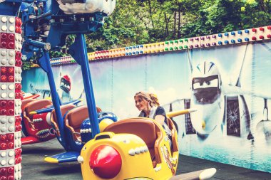 Moskova, Rusya - 2 Haziran 2019: Lunaparkta insanlar.